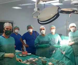 Türkiye'de İlk Kez Uyanık Hastayla Yapılan Kolon Kanseri Ameliyatı ile 8 Organ Çıkarıldı