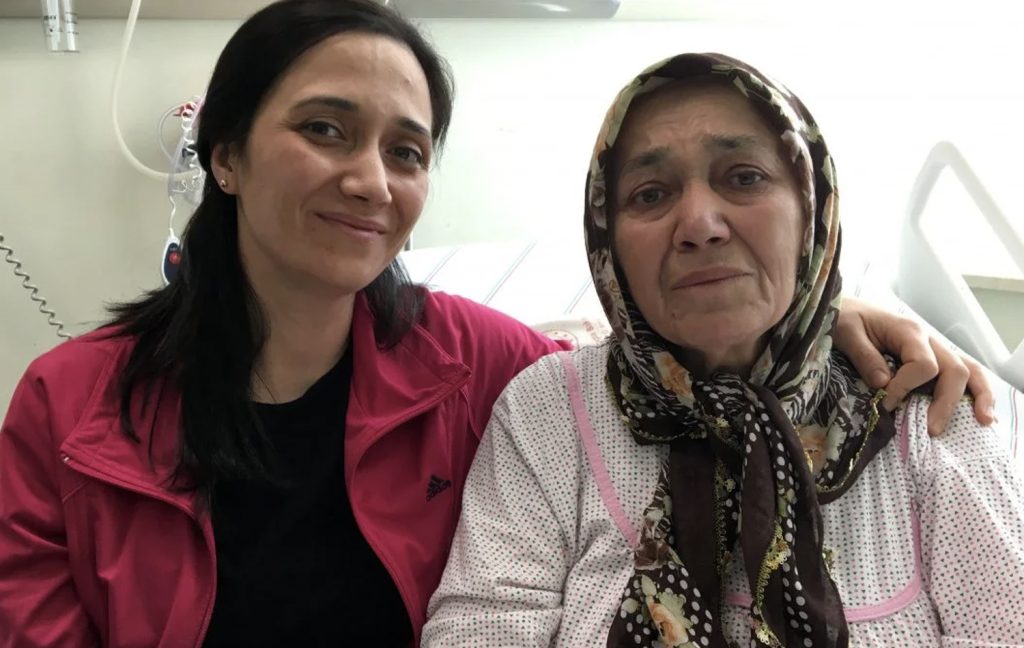 İnce bağırsağının karın cildine yapıştığı tespit edilen Nurten Sert (63), Prof. Dr. Tuğrul Çakır'ın gerçekleştirdiği 6 saat süren bir operasyonla sağlığına kavuştu.