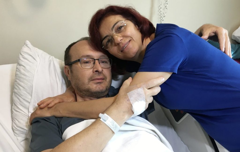 Prof. Dr. Tuğrul Çakır, Kalın bağırsağının 60 santimetrelik kanserli kısmını, Bostan ile konuşarak gerçekleştirilen bir operasyonla çıkarıldı.